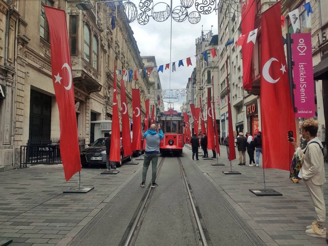 İstiklal Caddesi, Türk bayraklarıyla donatıldı 20